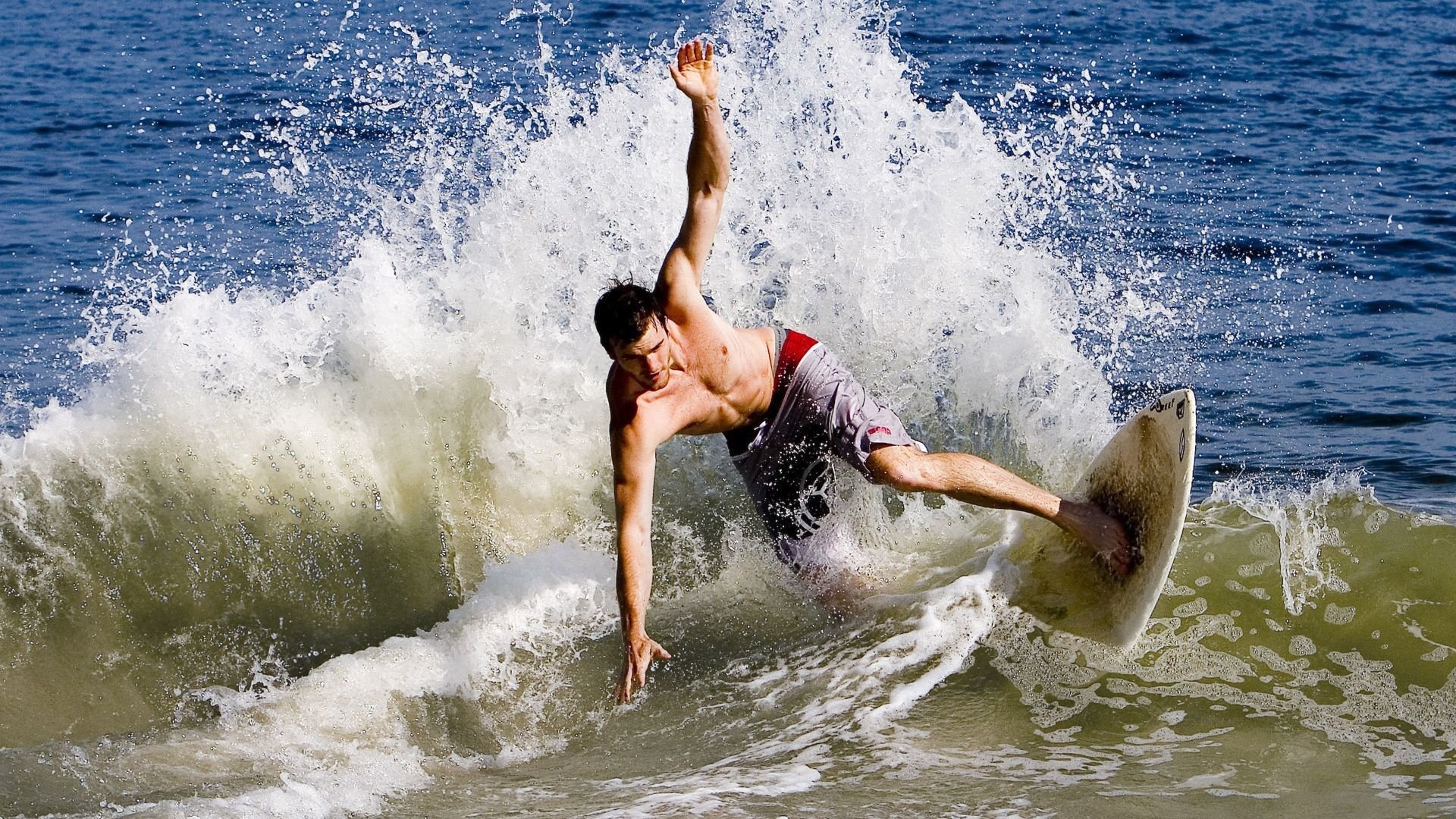 开云体育入口-踏平黄蜂！深圳客场上演团队胜利，克莱攻防一体成定海神针